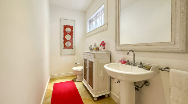 Imagem do banheiro da segunda suíte da casa duplex no Novo Leblon à venda na Barra da Tijuca