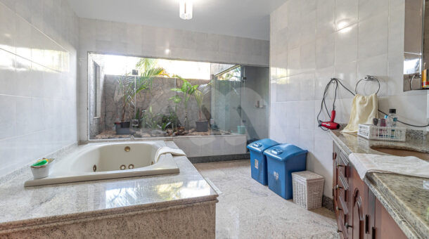 Imagem do banheiro com hidro da suite master da casa duplex à venda no Pedra de Itaúna, na Barra da Tijuca