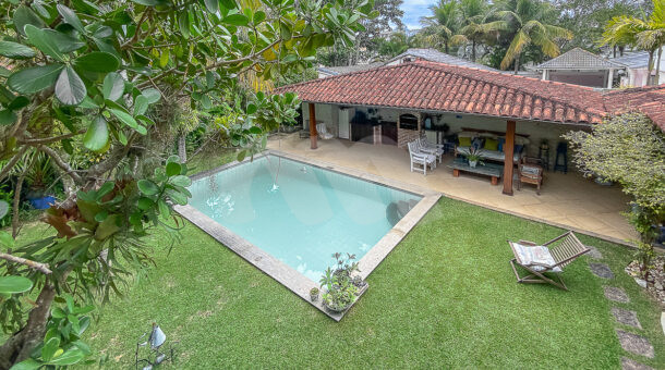 Imagem de cima com vista da piscina integrada com áre de lazer da casa à venda no Recreio dos bandeirantes.