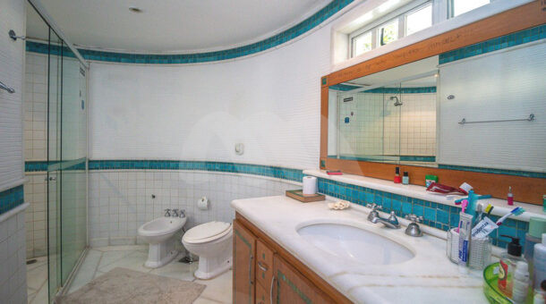Imagem lateral com vista da pia do banheiro do imóvel à venda na imobiliaria Muller Imóveis RJ.