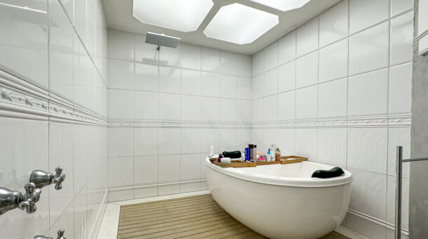 Imagem do banheiro com banheira da segunda suíte da casa duplex no Novo Leblon à venda na Barra da Tijuca