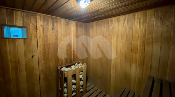 Imagem lateral da sauna da casa à venda em prestigioso condomínio.