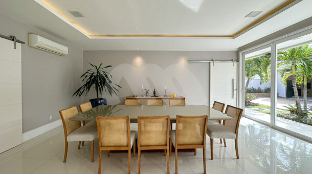 Imagem de sala de jantar com mesa e cadeiras em casa triplex a venda no condominio Santa Monica Jardins