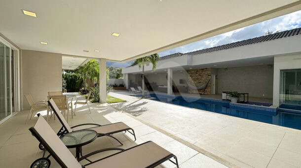 Imagem de varanda com piscina em casa triplex a venda na Barra da Tijuca