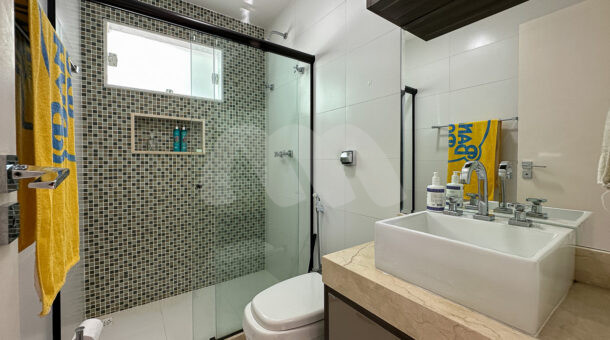 Imagem do banheiro com detalhes em preto e branco da casa à venda no Recreio dos bandeirantes.