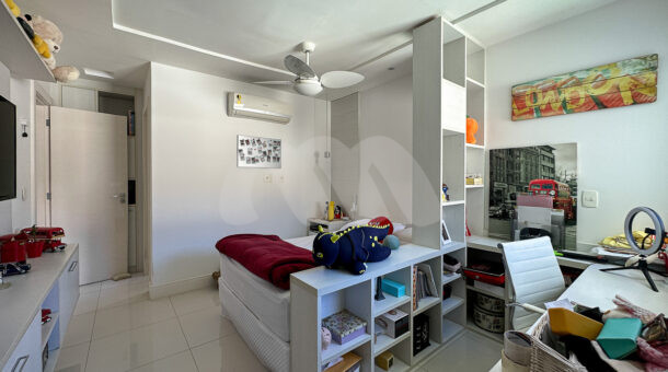 Imagem lateral do quarto com vista da cama e do nincho do imóvel à venda na imobiliaria Muller Imóveis RJ.