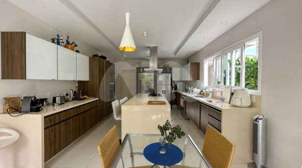 Imagem de cozinha com mesa de almoço e moveis planejados em casa triplex a venda no condominio Santa Mônica Jardins