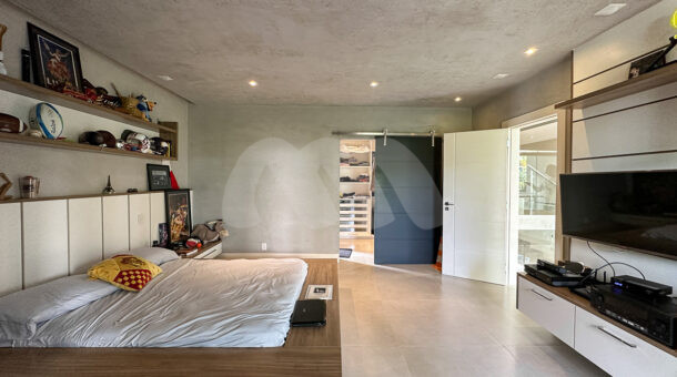 Imagem de quarto com moveis planejados em casa triplex a venda na Barra