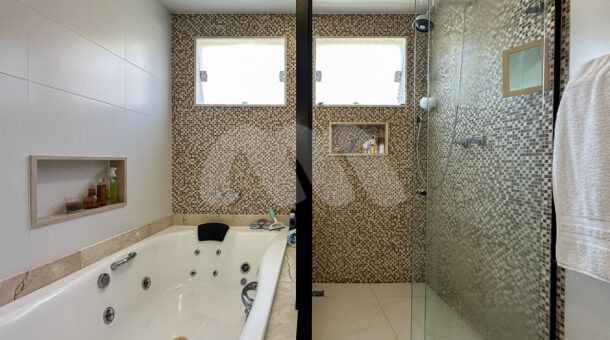 Imagem lateral do banheiro com vista da pia do belissimo imóvel no Recreio.