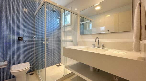 Imagem de banheiro com bancada e chuveiro em casa triplex a venda na barra