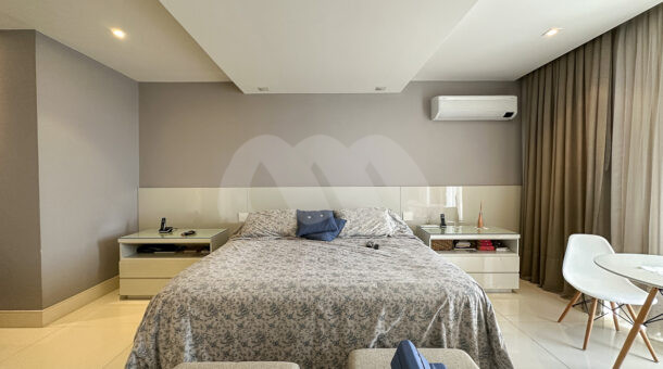 Imagem de quarto com cabeceira e mesa de cabeceira em casa triplex a venda na Barra da Tijuca