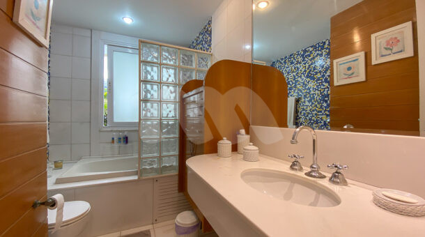 Imagem lateral da pia do banheiro da mansão moderna à venda na Muller Imóveis RJ.