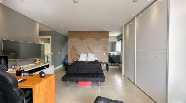 Imagem de quarto com cama e armarios planejados em casa triplex a venda na Barra