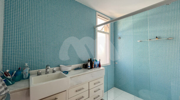 Imagem lateral do banheiro azul do imóvel à venda na Muller Imóveis RJ