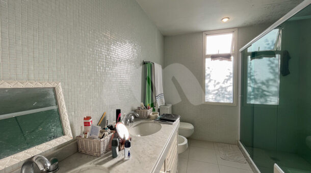 Imagem frontal do banheiro detalhado em branco da mansão contemporânea à venda.