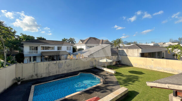 Imagem área da piscina da casa à venda.
