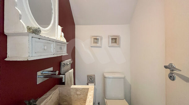 Imagem frontal do lavabo da casa à venda em condomínio de alto padrão.