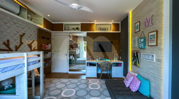 Imagem frontal do quarto infantil da casa à venda em prestigioso condomínio.