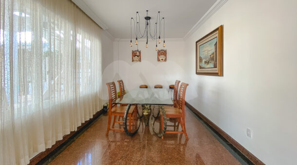 Imagem da mesa de jantar da casa à venda em luxoso condomínio de mansões.