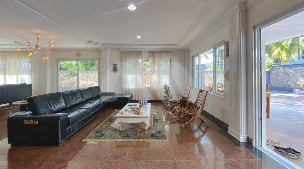 Imagem da sala de estar com vista do sofá da casa à venda no Alameda dos Eucaliptos.