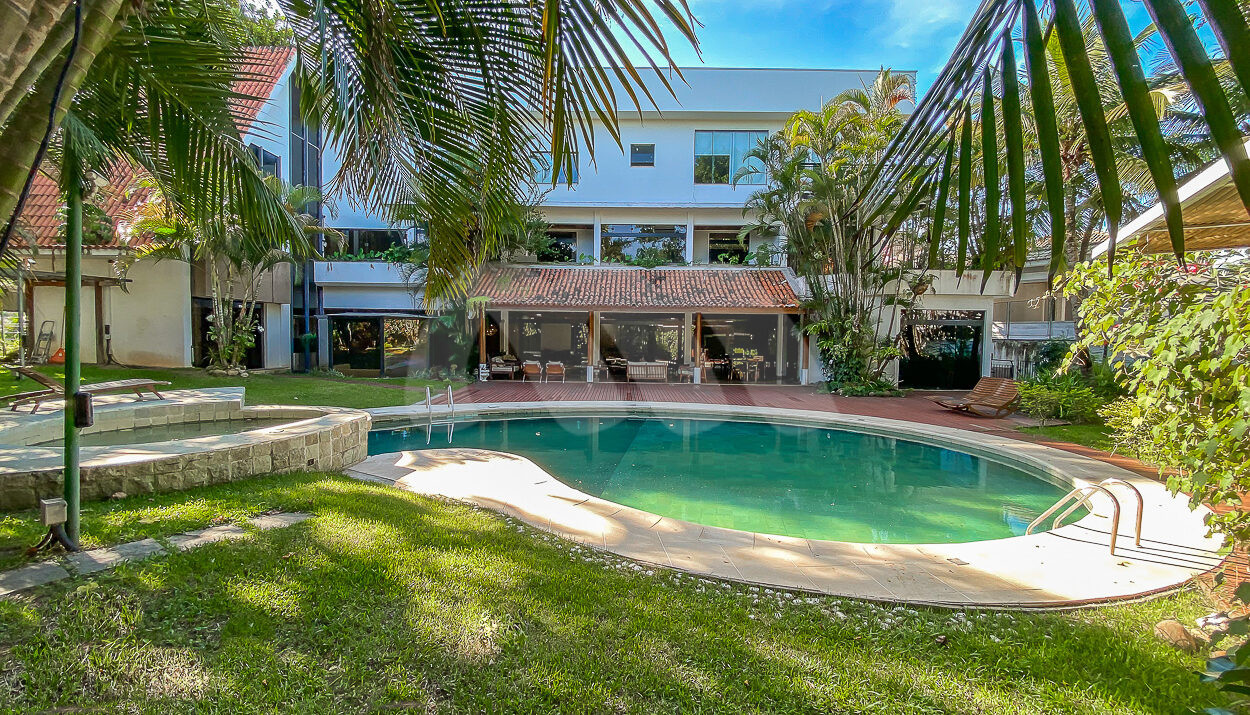 Imagem de area externa com piscina em belissima casa triplex a venda na barra