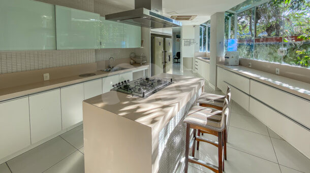 Imagem de cozinha com moveis planejados e ilha em casa triplex a venda