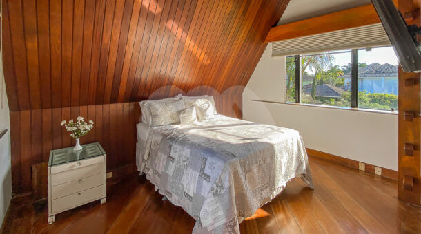 Imagem de suite em sotão com teto abobadado em madeira em casa belissima a venda no Mandala
