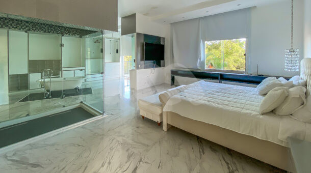 Imagem de ampla suite com integração a banheiro de casa triplex a venda na Muller Imoveis RJ