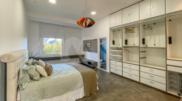 Imagem de suite com cama de casal e moveis planejados da casa triplex a venda