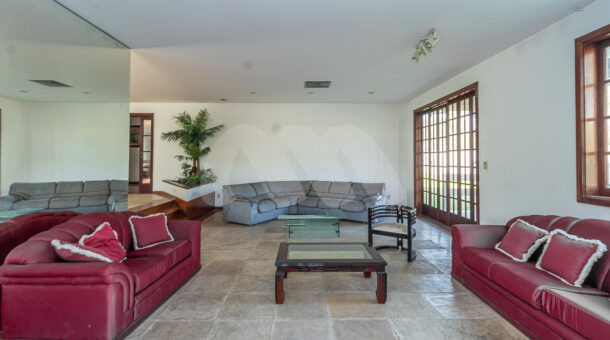 Imagem da sala de estar da casa triplex com 2200m² de terreno à venda no Park Palace