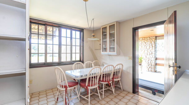 Imagem da cozinha com mesa e cadeira da casa triplex com 2200m² de terreno à venda no Park Palace