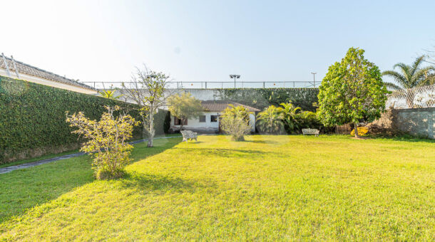 Imagem do amplo jardim gramado da casa triplex com 2200m² de terreno à venda no Park Palace