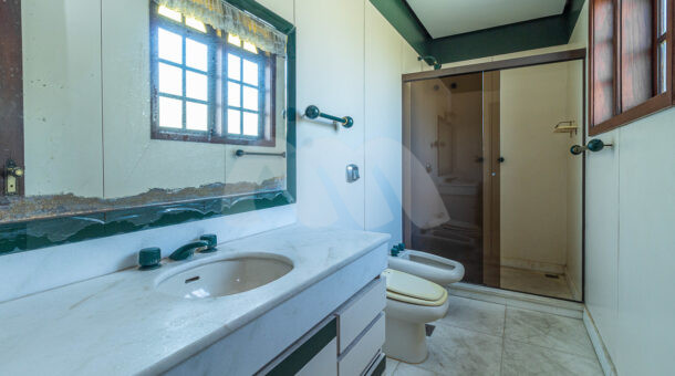 Imagem do banheiro da segunda suíte da casa triplex com 2200m² de terreno à venda no Park Palace