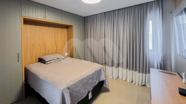 Imagem lateral do quarto com cama de casal da linda casa à venda.