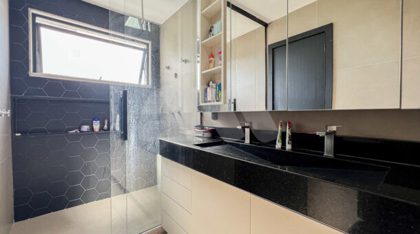 Imagem lateral do banheiro com detalhes preto e branco do belissimo imóvel no Recreio.