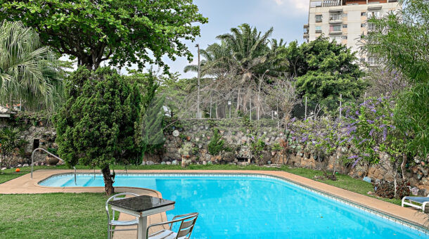 Imagem de piscina com paisagismo em casa duplex a venda na santa marina