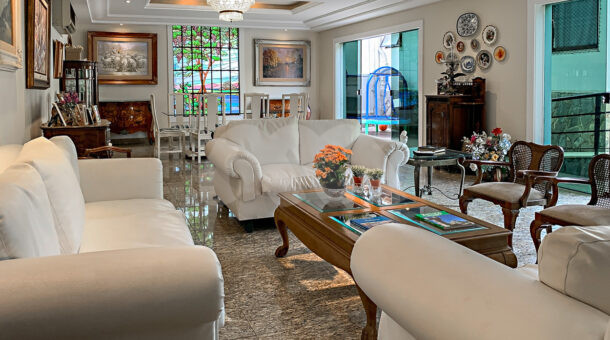 Imagem de sala de estar com sofás em casa duplex a venda no santa marina