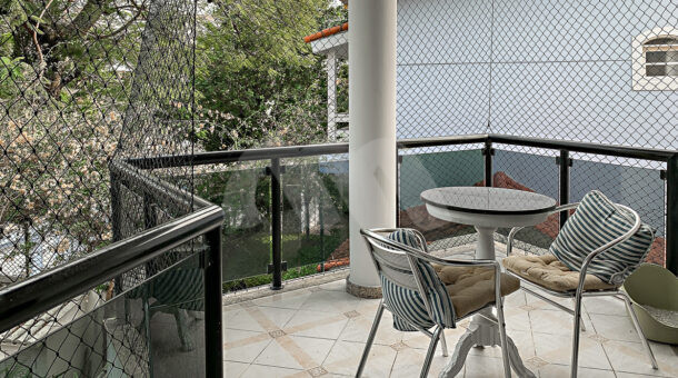 Imagem de varanda com tela de proteção em casa a venda no santa marina