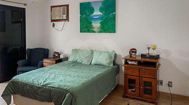 Imagem de quarto com cama de casal em casa duplex a venda