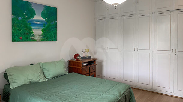 Imagem de qaurto com armario planejado em casa a venda