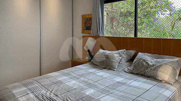 Imagem de quarto com cama de casal em casa duplex a venda no santa marina