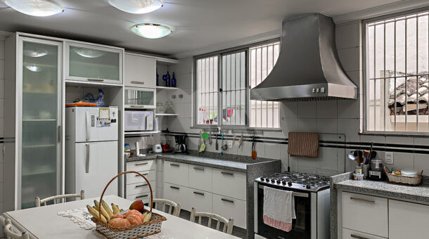 Imagem de cozinha com bancada e mesa de almoço em casa duplex a venda no condominio santa marina