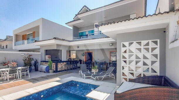 Imagem área de lazer com piscina e área gourmet da casa moderna à venda na Muller Imóveis RJ. - Imobiliária de Luxo - Recreio