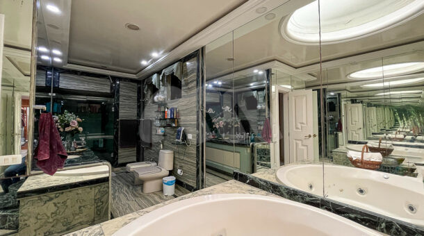 Imagem do banheiro com vista do acesso da casa à venda em prestigioso condomínio.