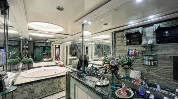 Imagem do banheiro com vista do banheiro detalhado em preto e branco do imóvel de luxo à venda.
