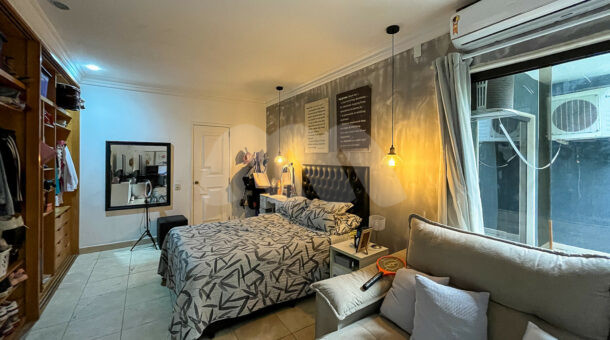 Imagem lateral do quarto com vista da cama de casal da casa à venda em condomínio de alto padrão.