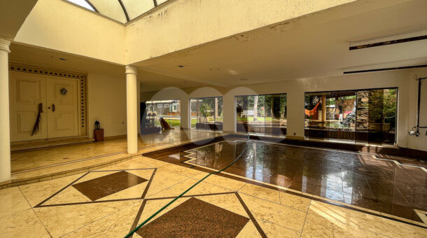 Imagem do hall de entrada com vista da sala da casa à venda no Recreio dos bandeirantes.