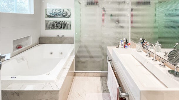 Banheiro com banheira de hidromassagem - Suíte master