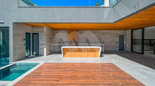 Imagem de area gourmet com deck, piscina com hidromassagem e teto em madeira da casa contemporanea a venda na barra