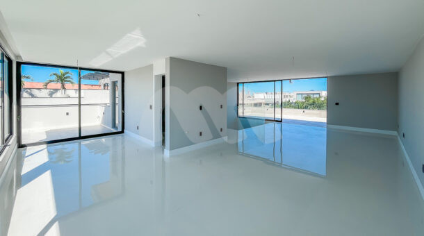Imagem de amplo sotao com acesso a terraços, banheiro e chão branco em casa triplex contemporanea a venda na barra da tijuca